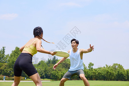 青年男女飞盘运动图片