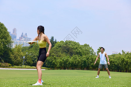 极限公园青年男女公园玩飞盘背景