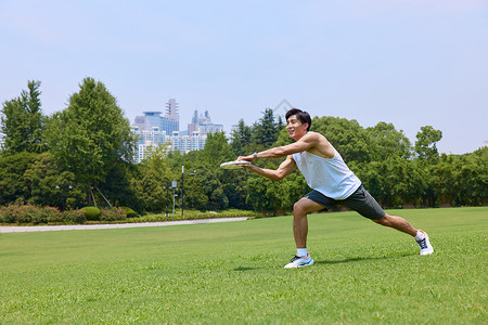 青年男性户外玩极限飞盘图片