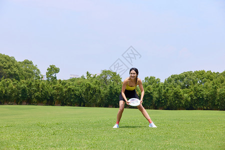 青年美女户外飞盘运动图片