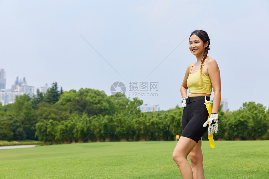 户外年轻女性腰旗橄榄球运动图片