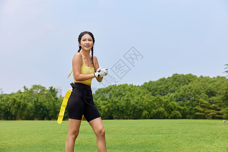 参与女人年轻女性参与腰榄球运动背景