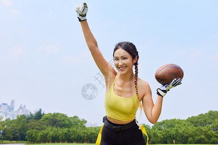 年轻女性腰旗橄榄球运动庆祝动作图片