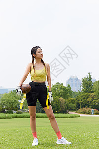 女性玩腰旗橄榄球运动图片