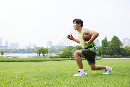 男青年户外玩腰旗橄榄球起跑动作图片