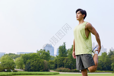 年轻男性户外运动拉伸背景图片