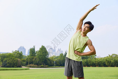 青年男性户外运动拉伸图片