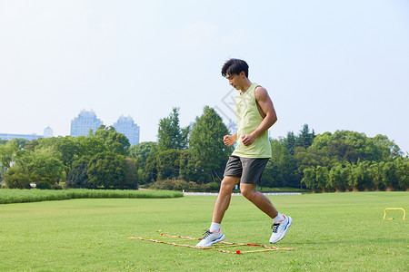 功能性男青年户外敏捷性训练背景