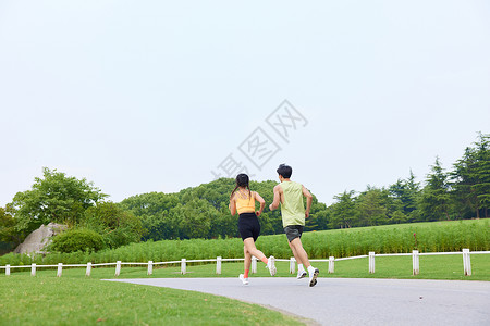 青年男女户外公园跑步背影图片