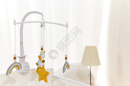 婴儿床上的摇铃背景图片