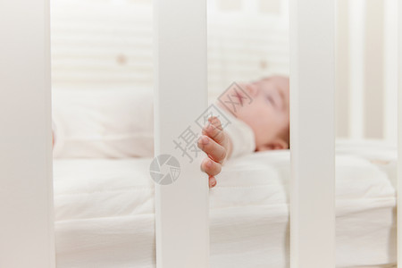 在婴儿床里睡觉的宝宝背景图片