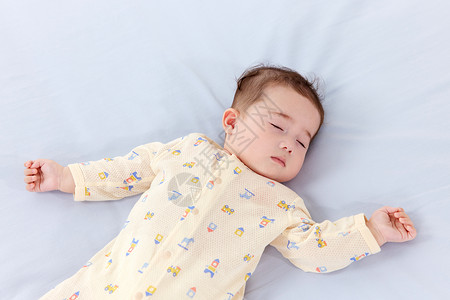躺在婴儿床上睡觉的宝宝背景图片