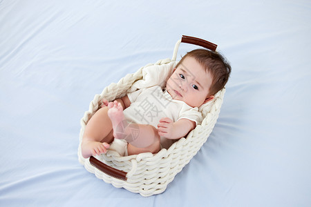 躺着的男孩婴儿篮里的可爱宝宝背景