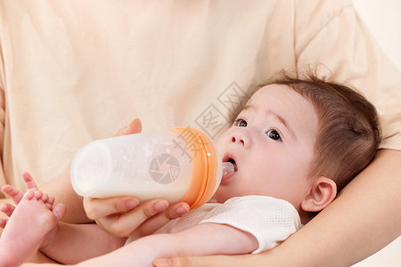 萌娃边框妈妈给宝宝喂奶喝背景