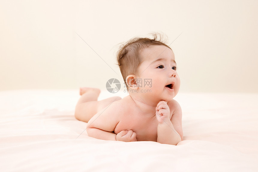 趴在床上休息的可爱宝宝图片