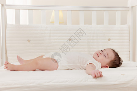 可爱床垫躺在婴儿床上睡觉的宝宝背景