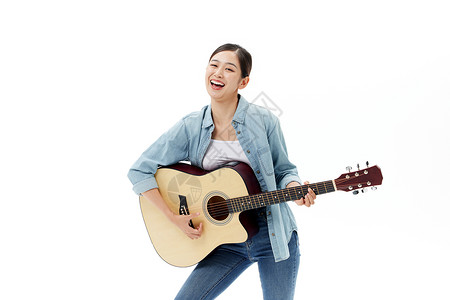弹吉他的青年女性高清图片