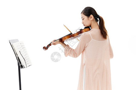 青年文艺女性看乐谱拉小提琴图片