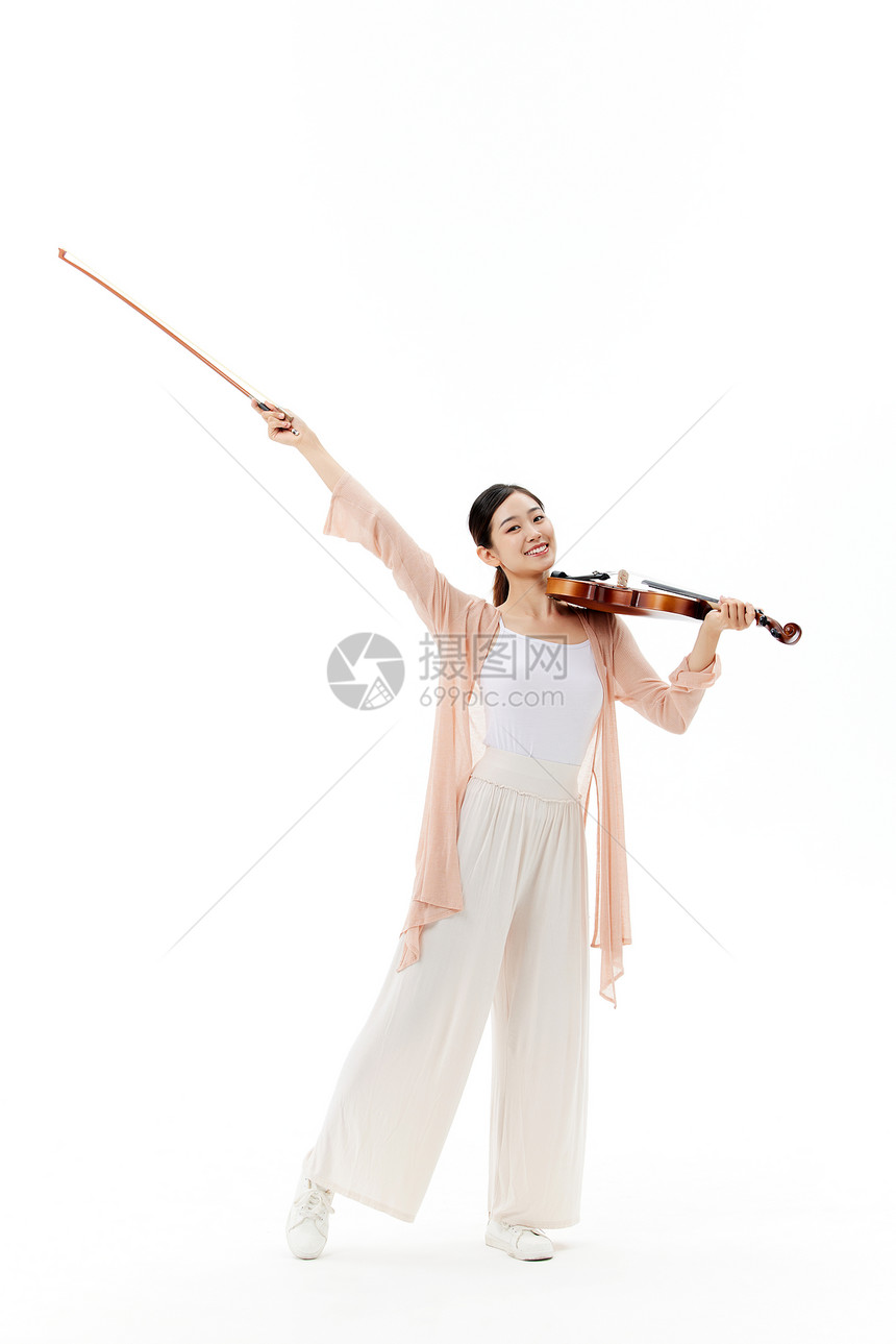 青年女性演奏家拉小提琴图片