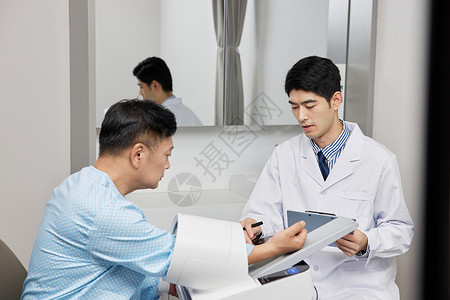 男医生给病人测量血压图片