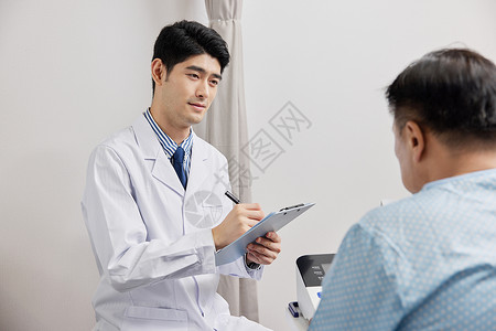 医生给病人患者测量血压图片