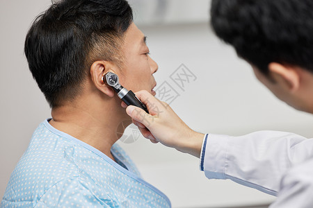 医生检查病人的耳朵特写图片