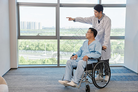 医生推着轮椅上的病人散步图片