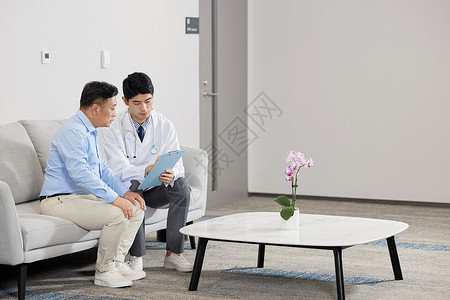 医生与患者在医院大厅交谈图片