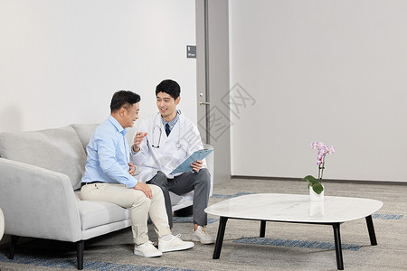 在医院大厅交谈的医生和患者图片