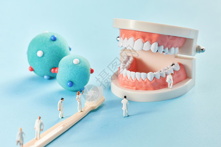 健康从齿开始医生检查口腔健康创意小人背景