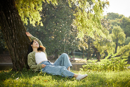 室外休息的女性享受阳光背景图片
