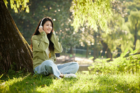 户外休闲戴耳机的年轻女性背景图片