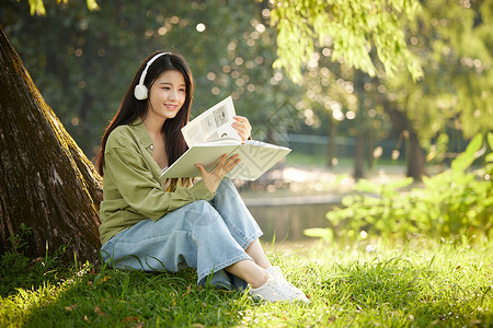 室外看书的女性享受阳光背景图片