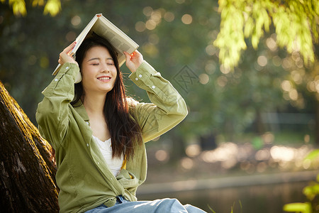 森林里休息的女性享受阳光背景图片