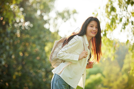 室外徒步旅行的美女高清图片