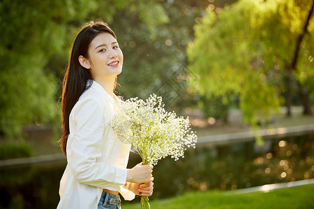 外出郊游的女美女手拿鲜花图片