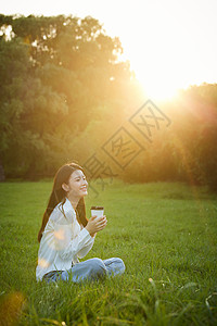 初秋阳光下郊游玩耍的年轻女性图片