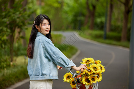 年轻女性户外骑行图片