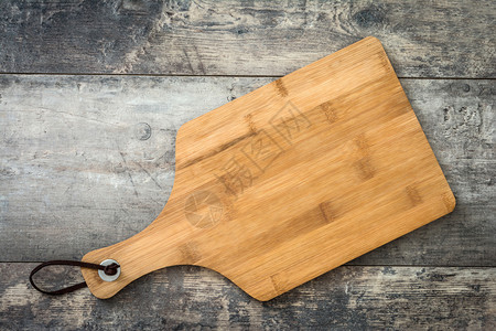 木制背景上的切菜板图片