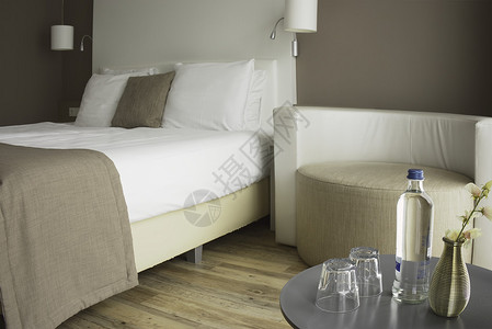 配备双人床的四星级酒店客房背景图片