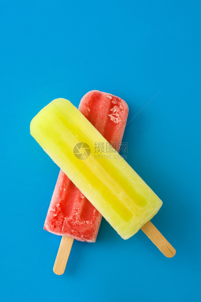 草莓和柠檬冰棒图片