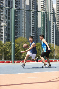 两个年轻人在户外进行篮球运动图片