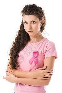 戴着粉红色丝带宣传关注乳腺癌的女性图片