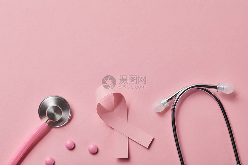 粉色金属听诊器乳腺癌丝带和三粒粉色光图片