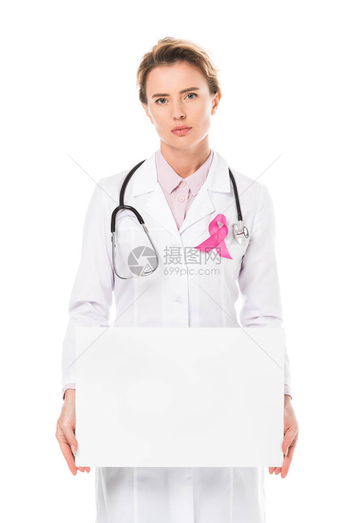 举着白板戴着粉红色丝带宣传关注癌症的女性图片