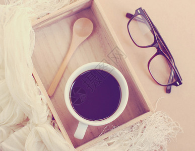 木托具上的眼镜和黑咖啡图片