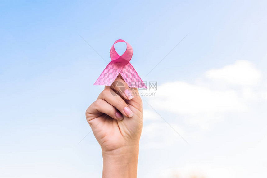 近距离观察手握乳癌认知丝图片