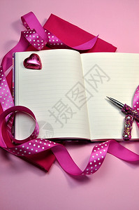 缠绕着粉红色丝带的日记本图片