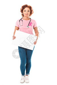 举着白板戴着粉红色丝带宣传关注癌症的女性图片