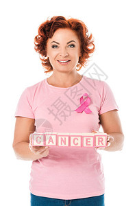 带着粉红丝带的女子拿着带有字词癌的铁块微笑图片